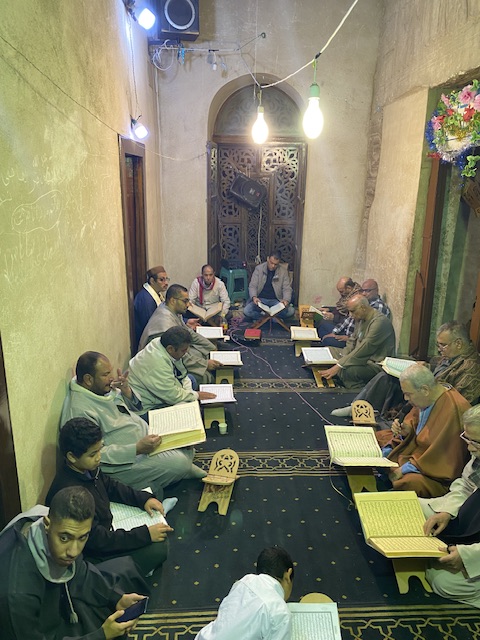 صلوات وادعية داخل مسجد ابو الحجاج في مولدة