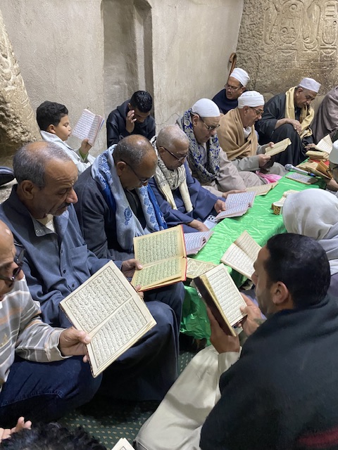 صلوات وادعية داخل مسجد ابو الحجاج في مولدة