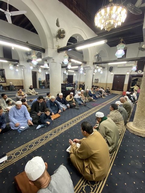 صلوات وادعية داخل مسجد ابو الحجاج في مولدة