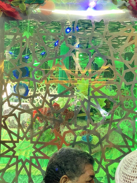 تزيين ضريح سيدي أبو الحجاج بالورود والبالونات