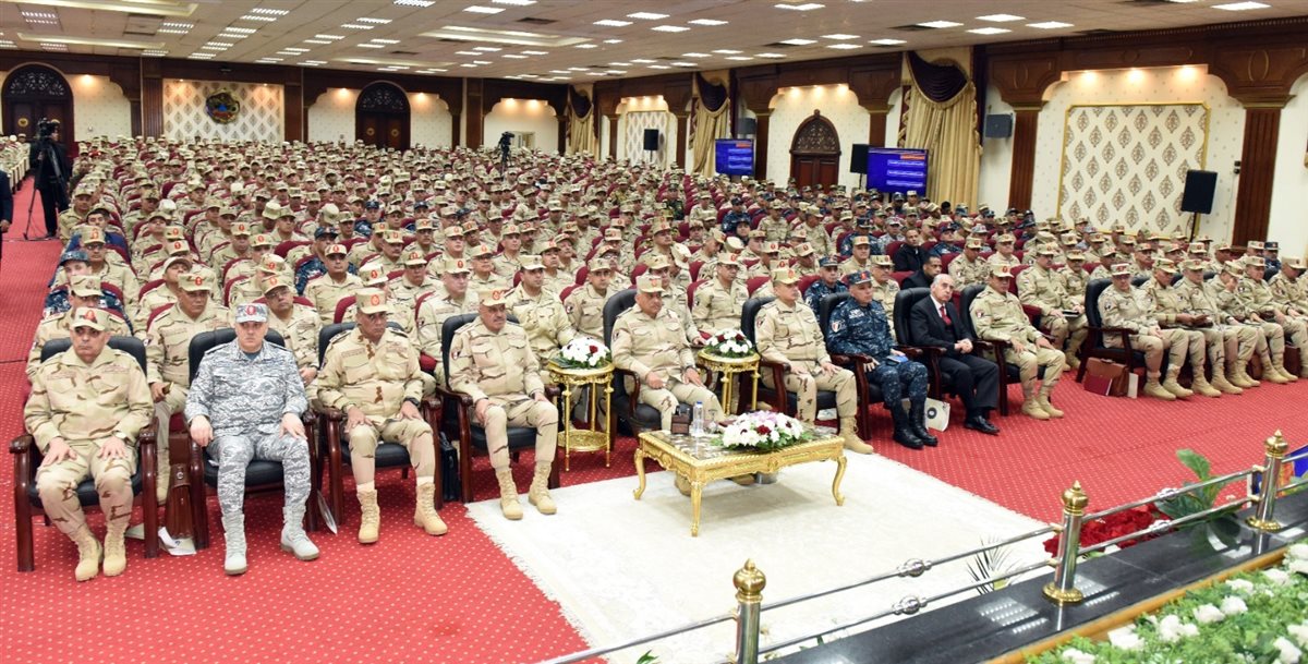 وزير الدفاع والإنتاج الحربي يلتقي بعدد من قادة وضباط القوات المسلحة