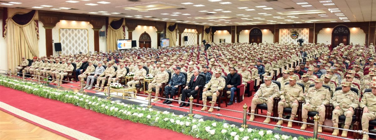 وزير الدفاع والإنتاج الحربي يلتقي بعدد من قادة وضباط القوات المسلحة