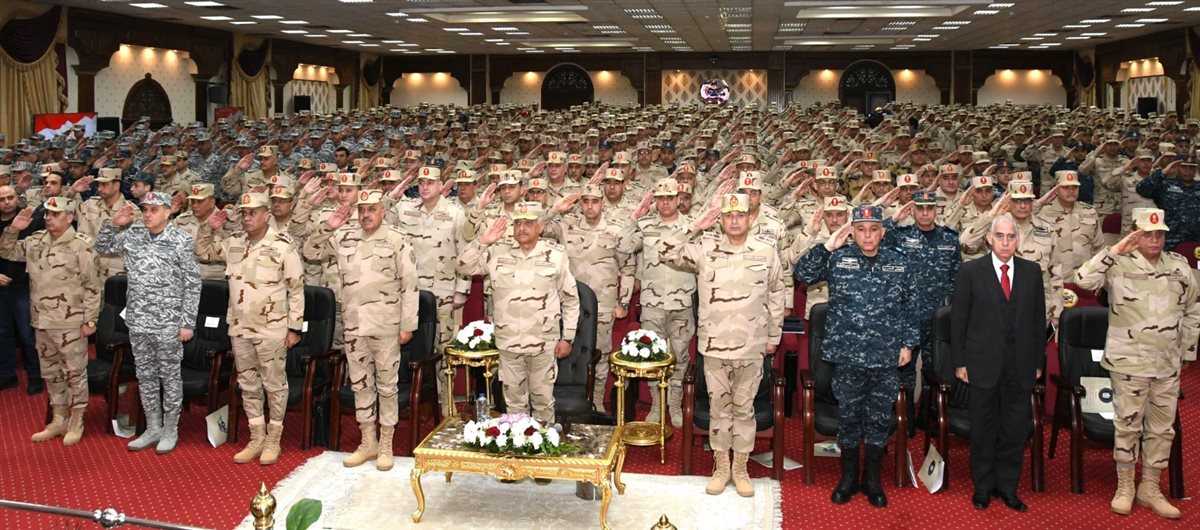 وزير الدفاع والإنتاج الحربي يلتقي بعدد من قادة وضباط القوات المسلحة