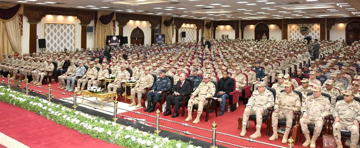 وزير الدفاع والإنتاج الحربي يلتقي بعدد من قادة وضباط القوات المسلحة