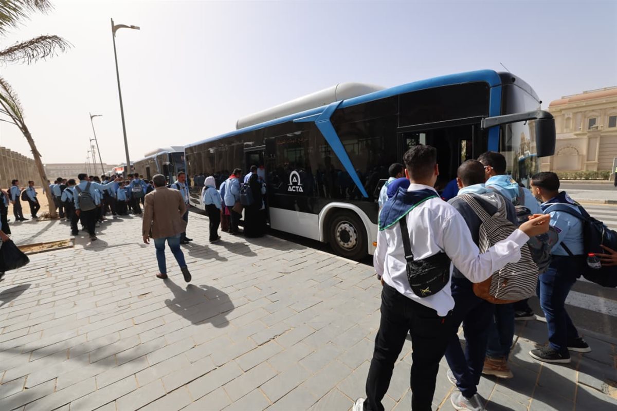 استقلال الوفود لاتوبيسات شركة اكتا بالعاصمة الجديدة