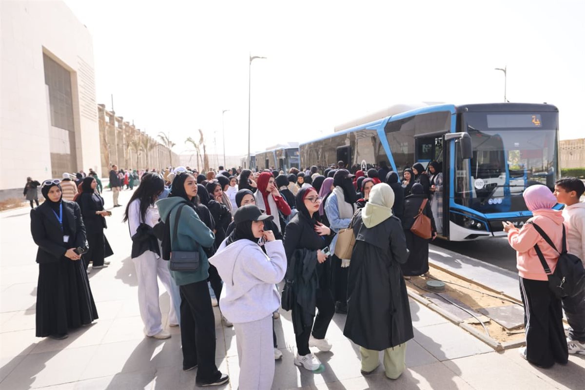 استقلال الوفود لاتوبيسات شركة اكتا بالعاصمة الجديدة