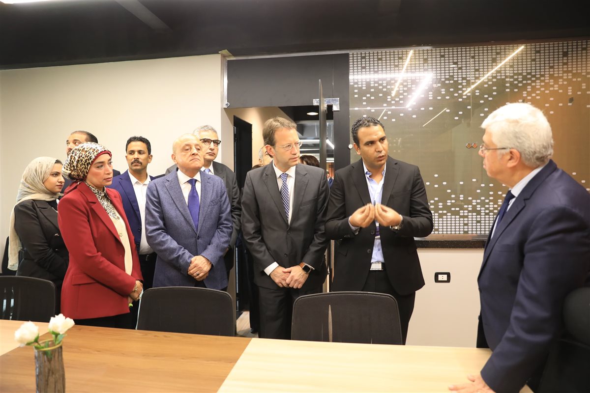 مركز «تمكين للإبداع والتكنولوجيا» بكلية الفنون الجميلة.