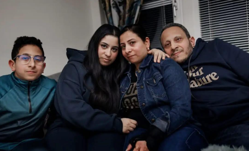 الطالبة جومانا مع عائلتها