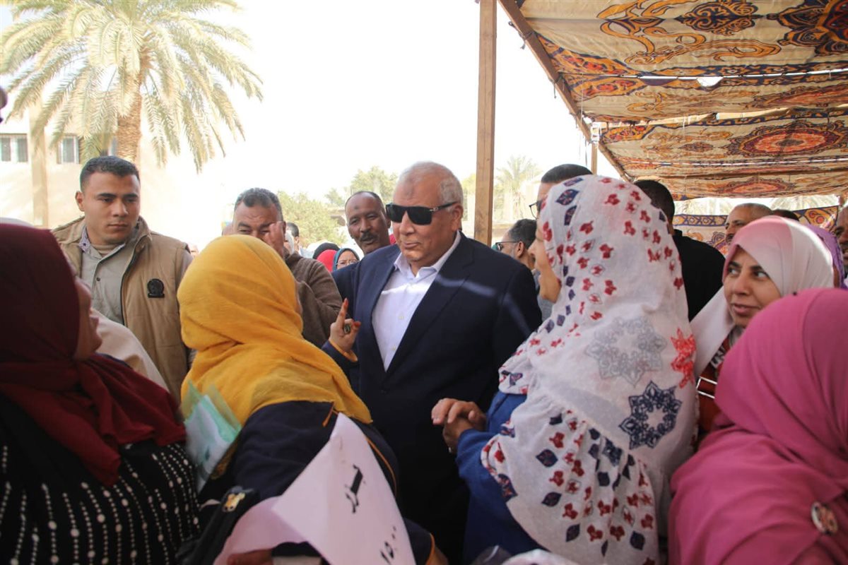 جانب من جولة محافظ الوادي الجديد