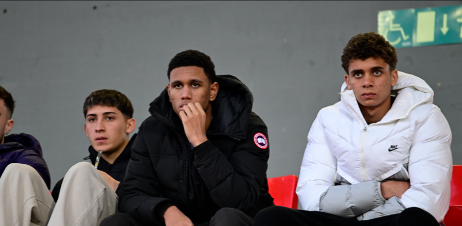 <strong>حمزة عبد الكريم يشاهد &nbsp;فوز برشلونة الرديف على تيراسا</strong>