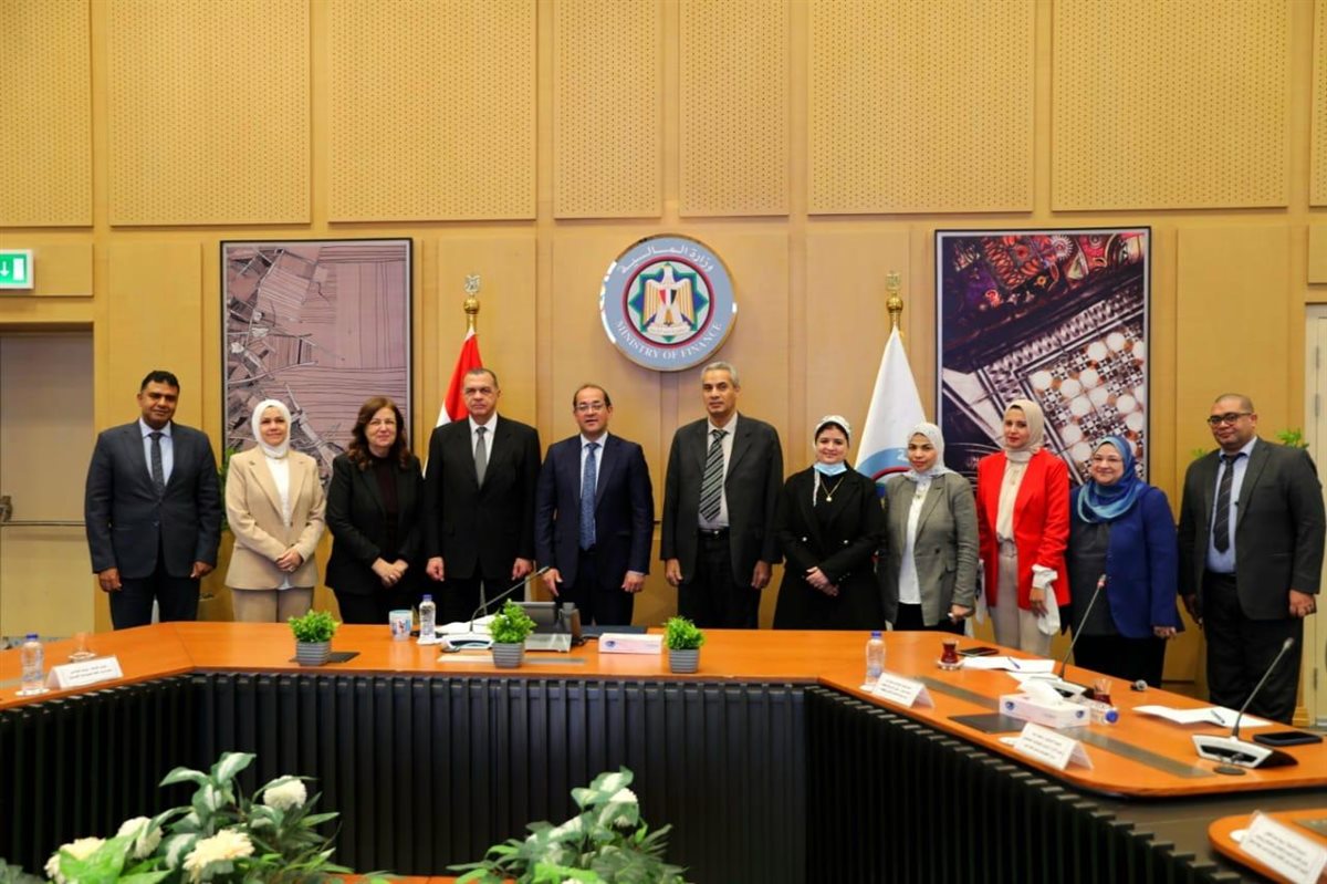 وزير المالية يكرم صاحب مبادرة الإصلاح الضريبي&nbsp;