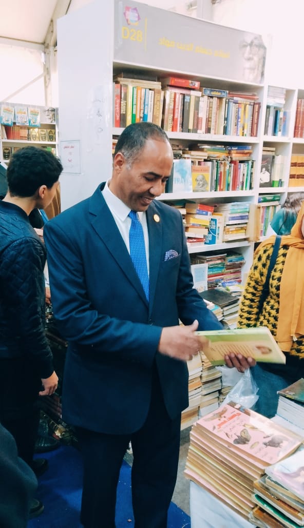خالد أبو الليل يتفقد جناح سور الأزبكية