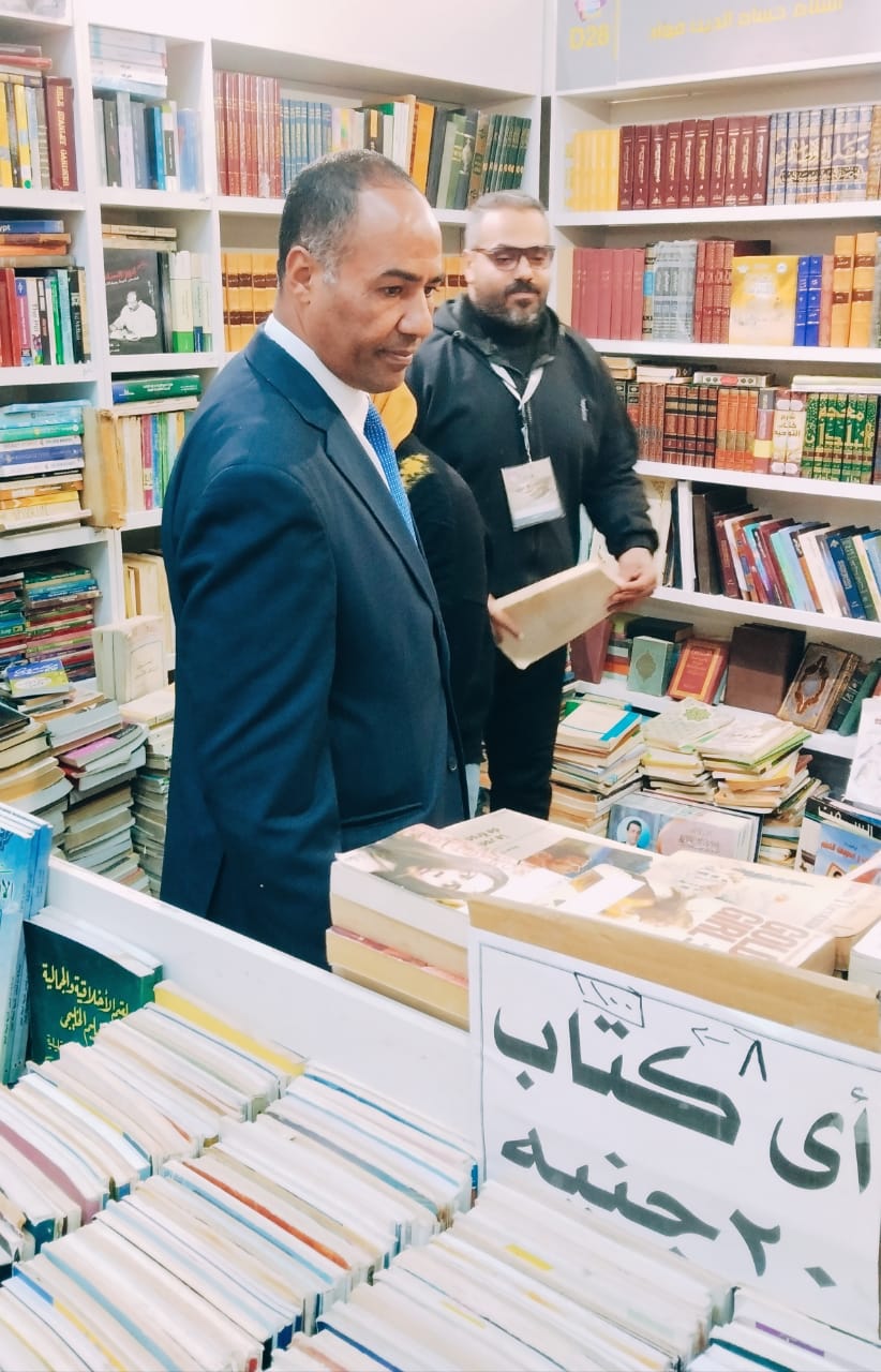 خالد أبو الليل يتفقد جناح سور الأزبكية