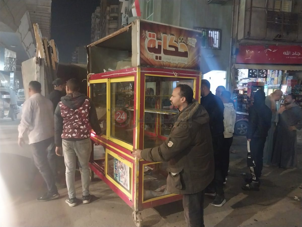 <strong>إخلاء شارع العريش من البائعين</strong>