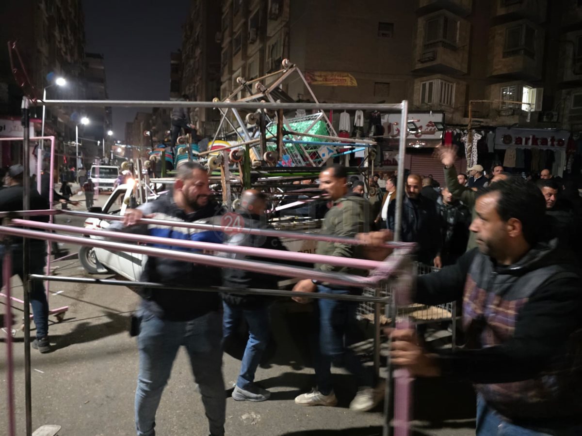 <strong>إخلاء شارع العريش من البائعين</strong>