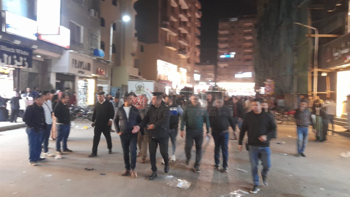<strong>إخلاء شارع العريش من البائعين</strong>