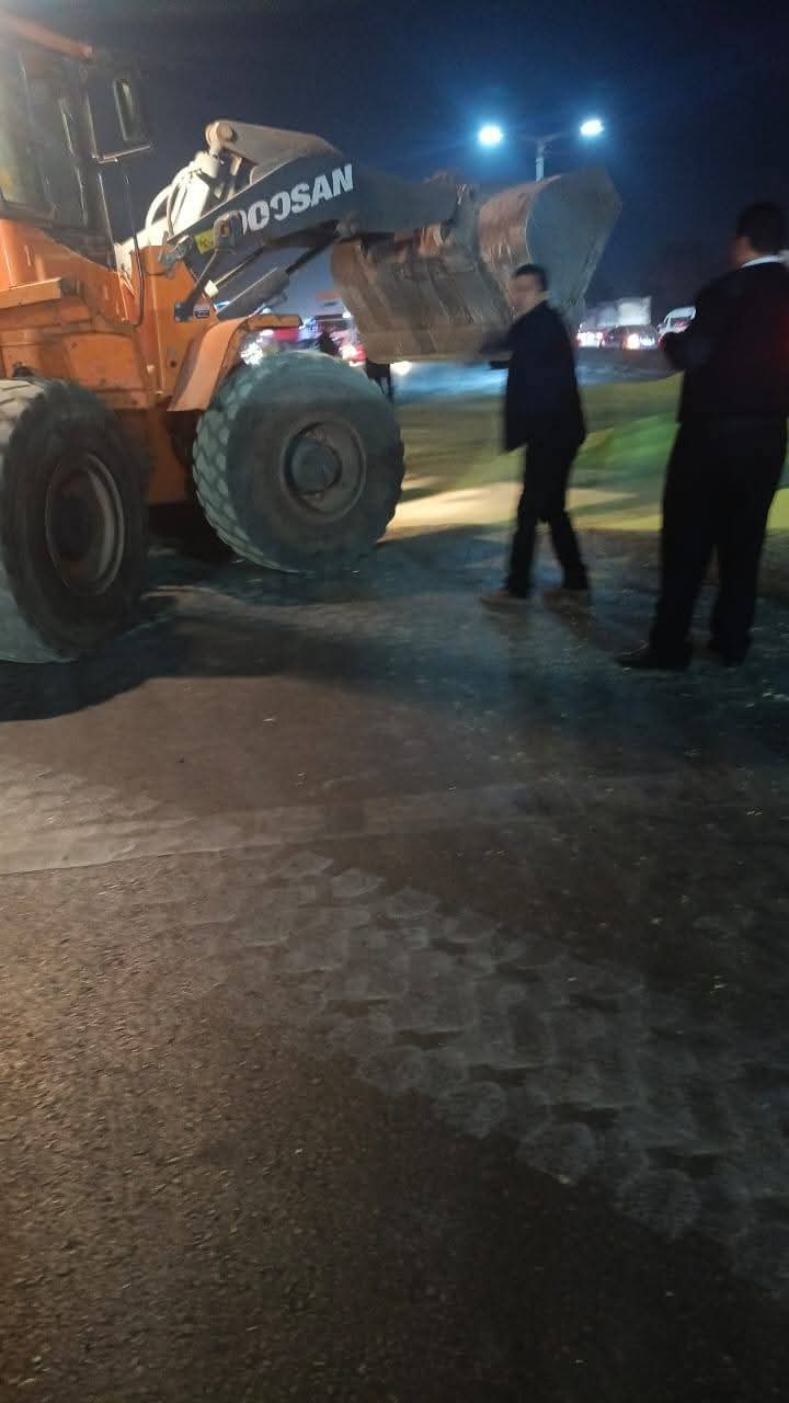 انقلاب سيارة نقل محملة بالكبريت على الطريق الزراعي بالمنوفية&nbsp;