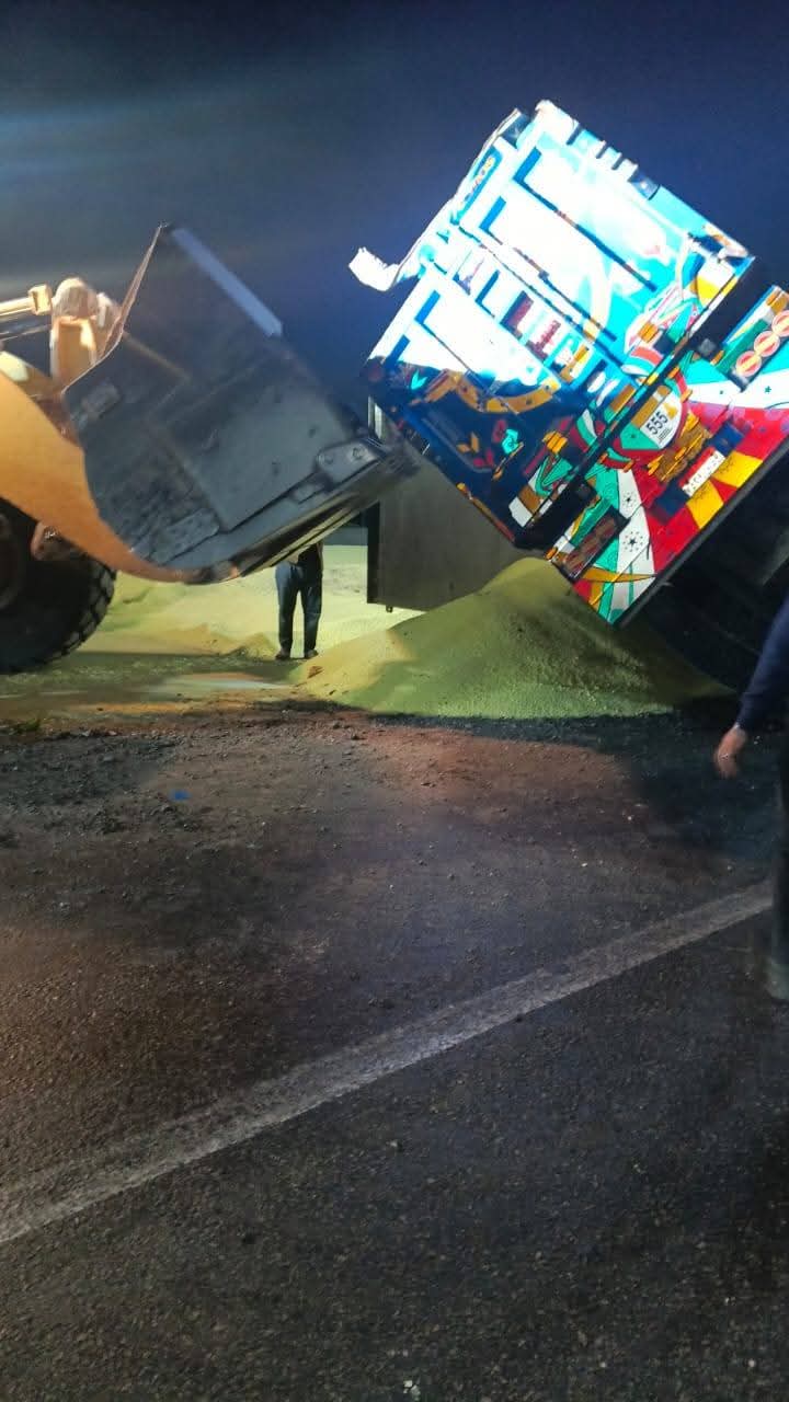 انقلاب سيارة نقل محملة بالكبريت على الطريق الزراعي بالمنوفية&nbsp;