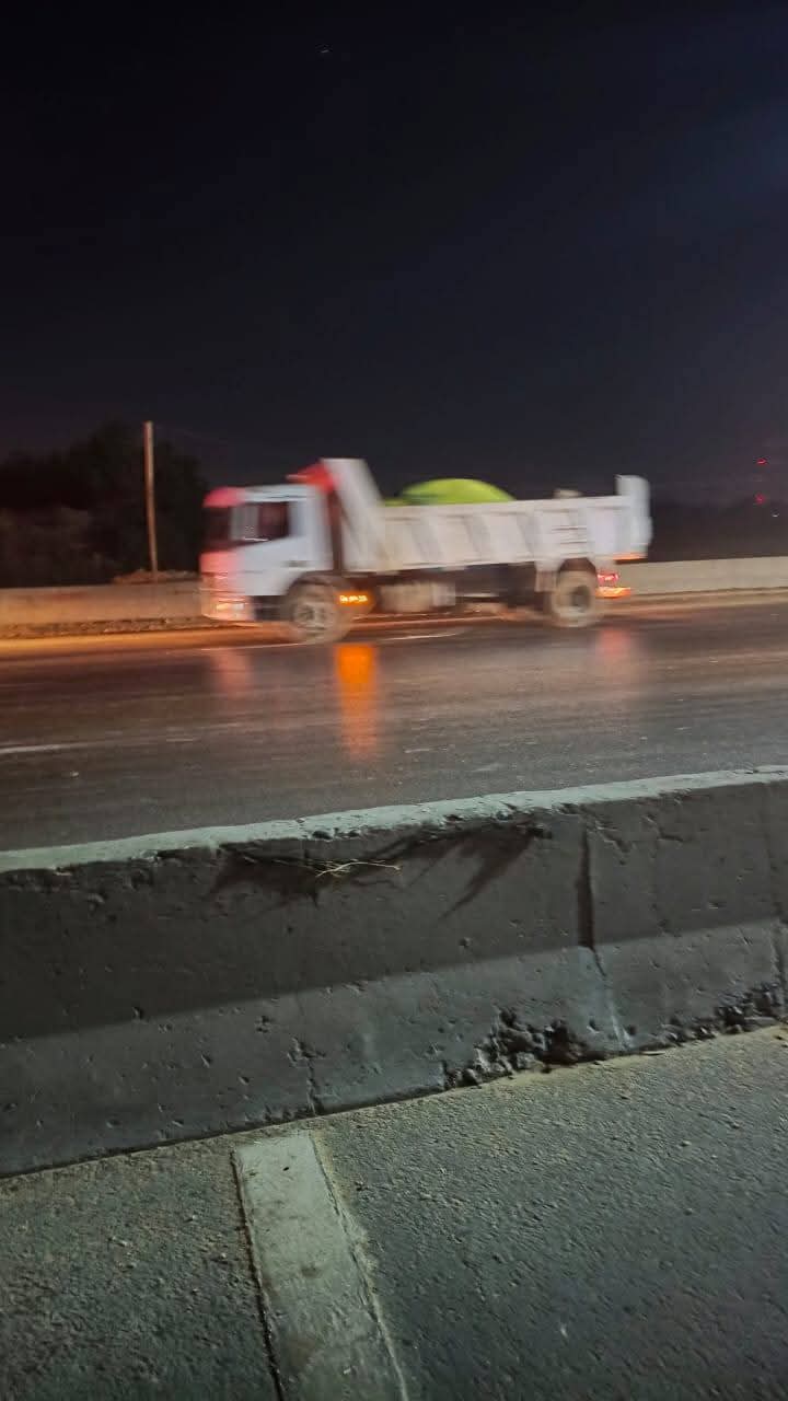 انقلاب سيارة نقل محملة بالكبريت على الطريق الزراعي بالمنوفية&nbsp;