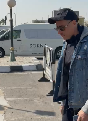 منهم أحمد السعدني.. أبرز الحضور في جنازة والد علا رشدي في مسجد الشرطة