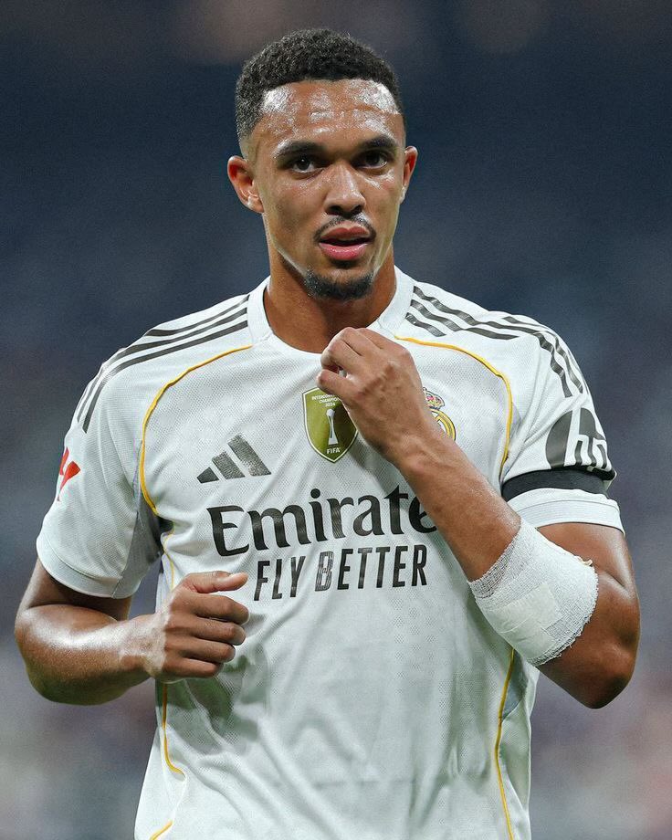 الظهير الإنجليزي ترينت ألكسندر أرنولد لاعب فريق ريال مدريد الإسباني