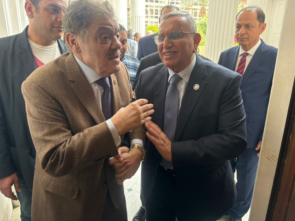 الدكتور عبد السند يمامة أثناء تسليمهٍ رئاسة الوفد للسيد البدوي