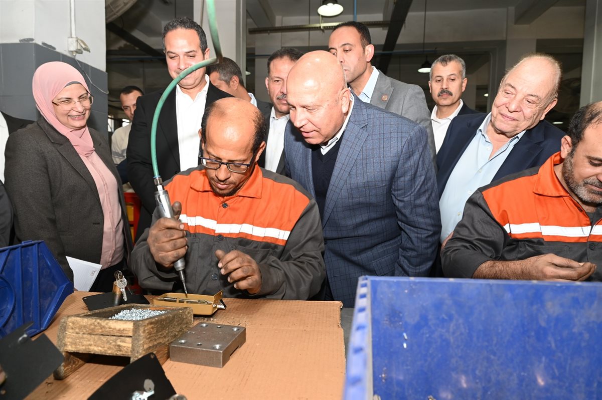 كامل الوزير في جولة &nbsp;للوقوف على سير العملية الإنتاجية وحل مشاكل المصانع