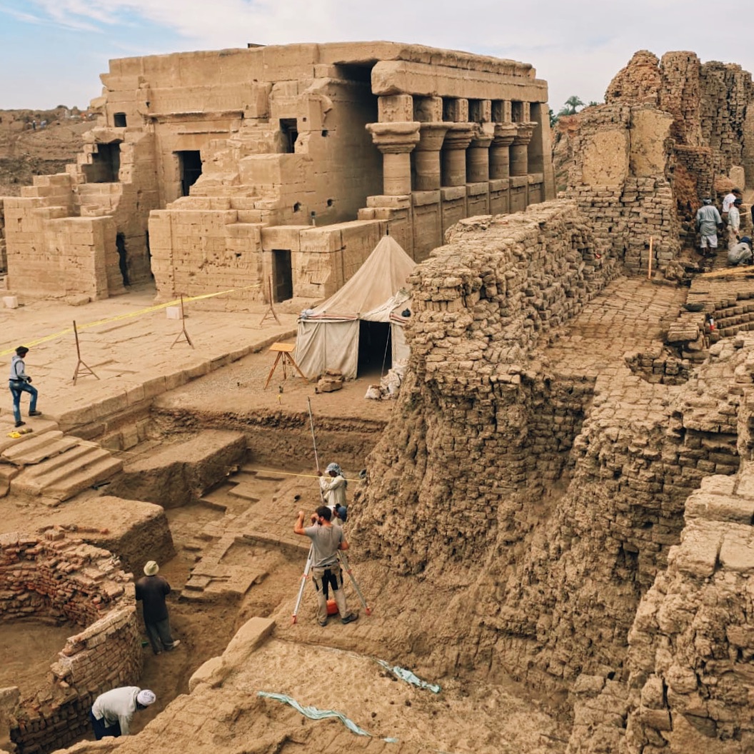 وفد المعهد الفرنسي للآثار الشرقية يزور بعثة دندرة الأثرية