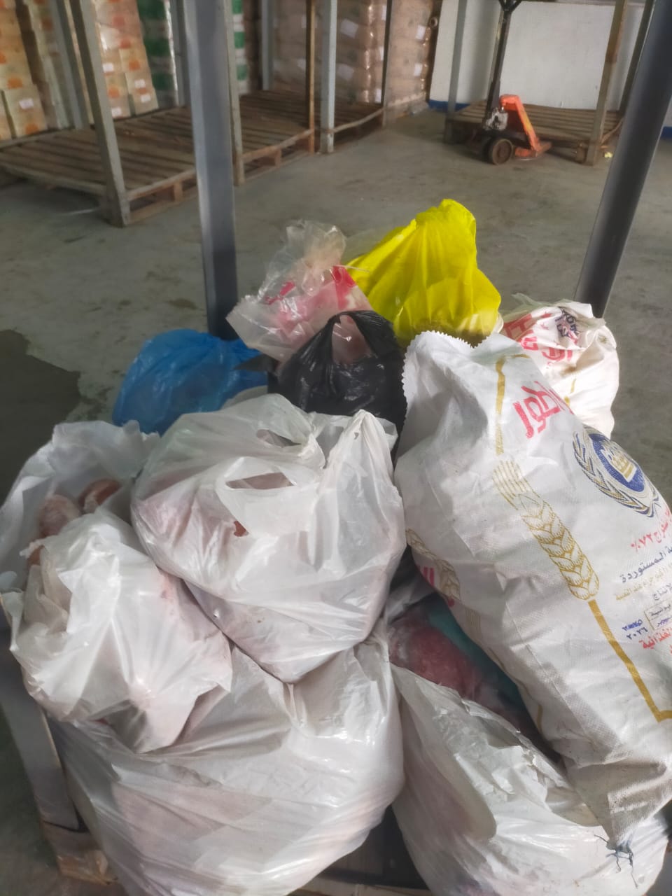 مصنعات ومقطعات اللحوم وهياكل الدواجن الفاسدة&nbsp;