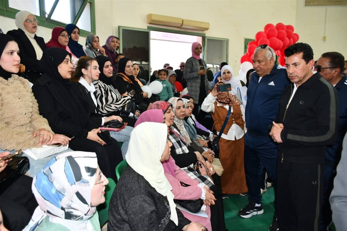 وزير الشباب ومحافظا الوادي الجديد ومطروح يشهدون فعاليات معرض المنتجات الحرفية والتراثية للشباب، وملتقى توظيف مصر