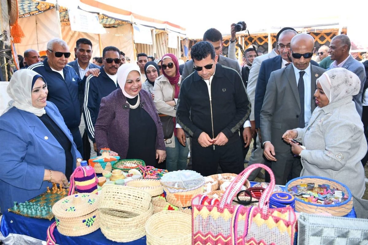 وزير الشباب ومحافظا الوادي الجديد ومطروح يشهدون فعاليات معرض المنتجات الحرفية والتراثية للشباب، وملتقى توظيف مصر