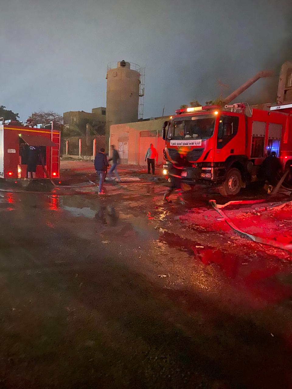 محافظ الجيزة يتابع ميدانيًا عمليات إطفاء حريق بمصنع أخشاب بالمنطقة الصناعية الثالثة بمدينة السادس من أكتوبر