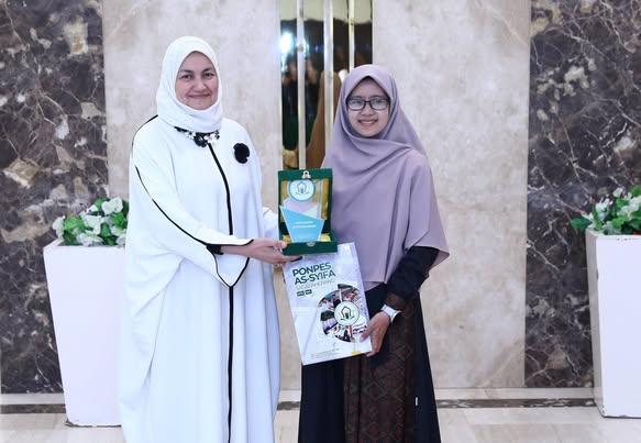 مستشارة شيخ الأزهرتكرم طلاب معهد الشفاء الإسلامي التابع لمؤسسة بناء المستقبل بإندونيسيا<br alt=