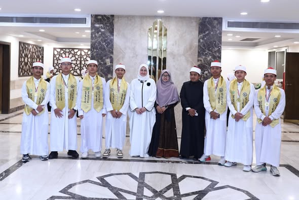 مستشارة شيخ الأزهرتكرم طلاب معهد الشفاء الإسلامي التابع لمؤسسة بناء المستقبل بإندونيسيا<br alt=