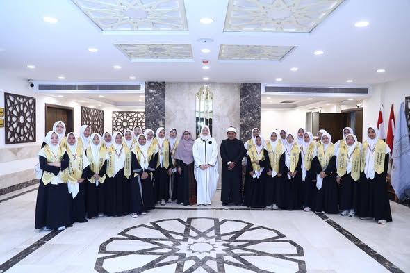 مستشارة شيخ الأزهرتكرم طلاب معهد الشفاء الإسلامي التابع لمؤسسة بناء المستقبل بإندونيسيا<br alt=