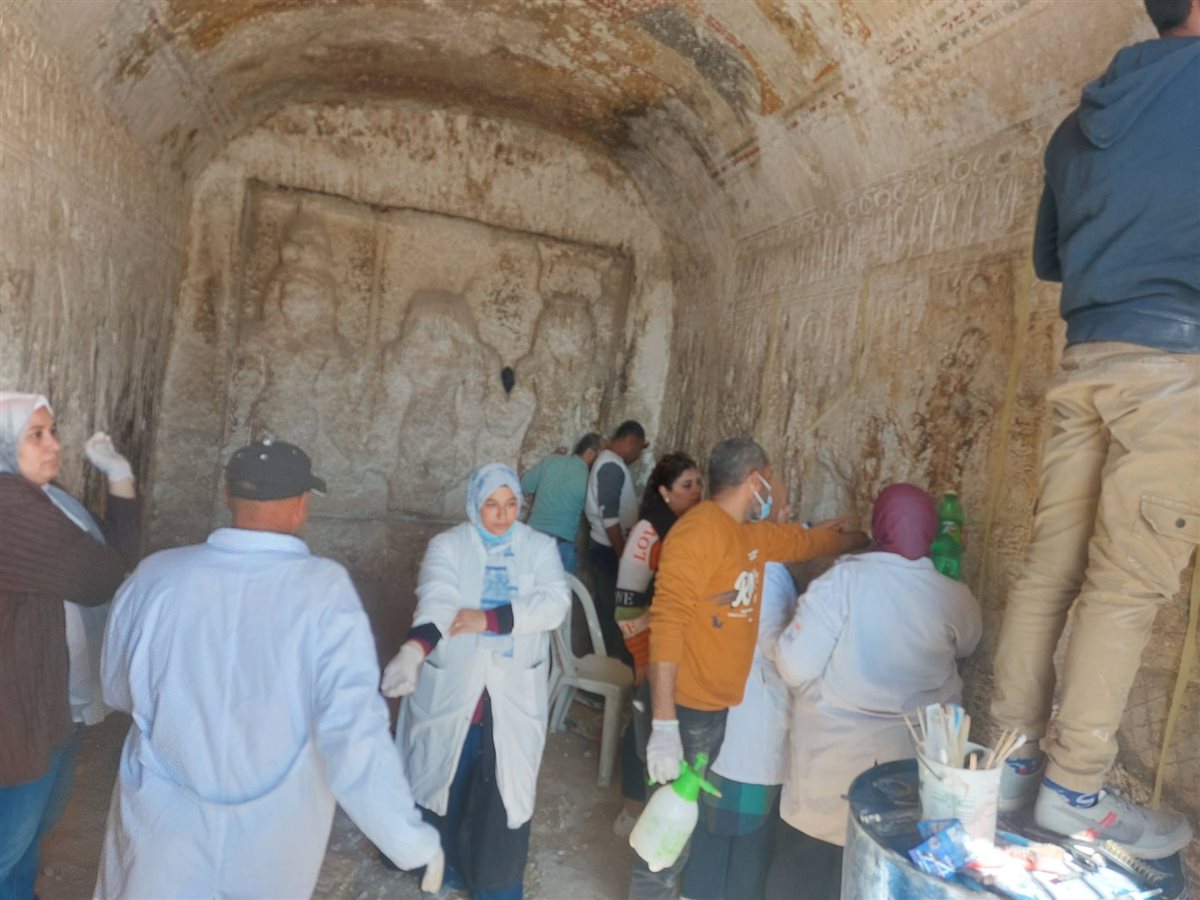 استمرار أعمال الترميم بمقصورة حتحور بمنطقة السرارية &nbsp;