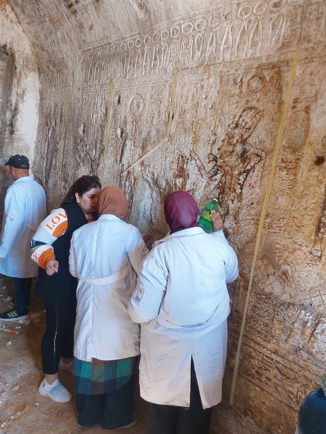 استمرار أعمال الترميم بمقصورة حتحور بمنطقة السرارية &nbsp;