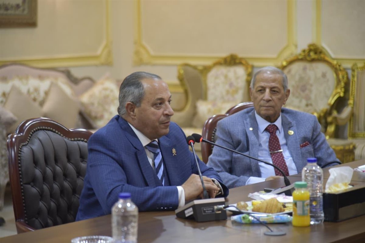 محافظ بورسعيد يستقبل قدامى قادة وحدات الصاعقة