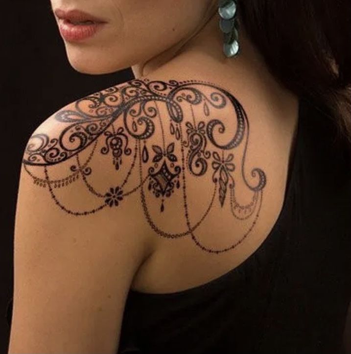 نقش حناء على الظهر والكتف