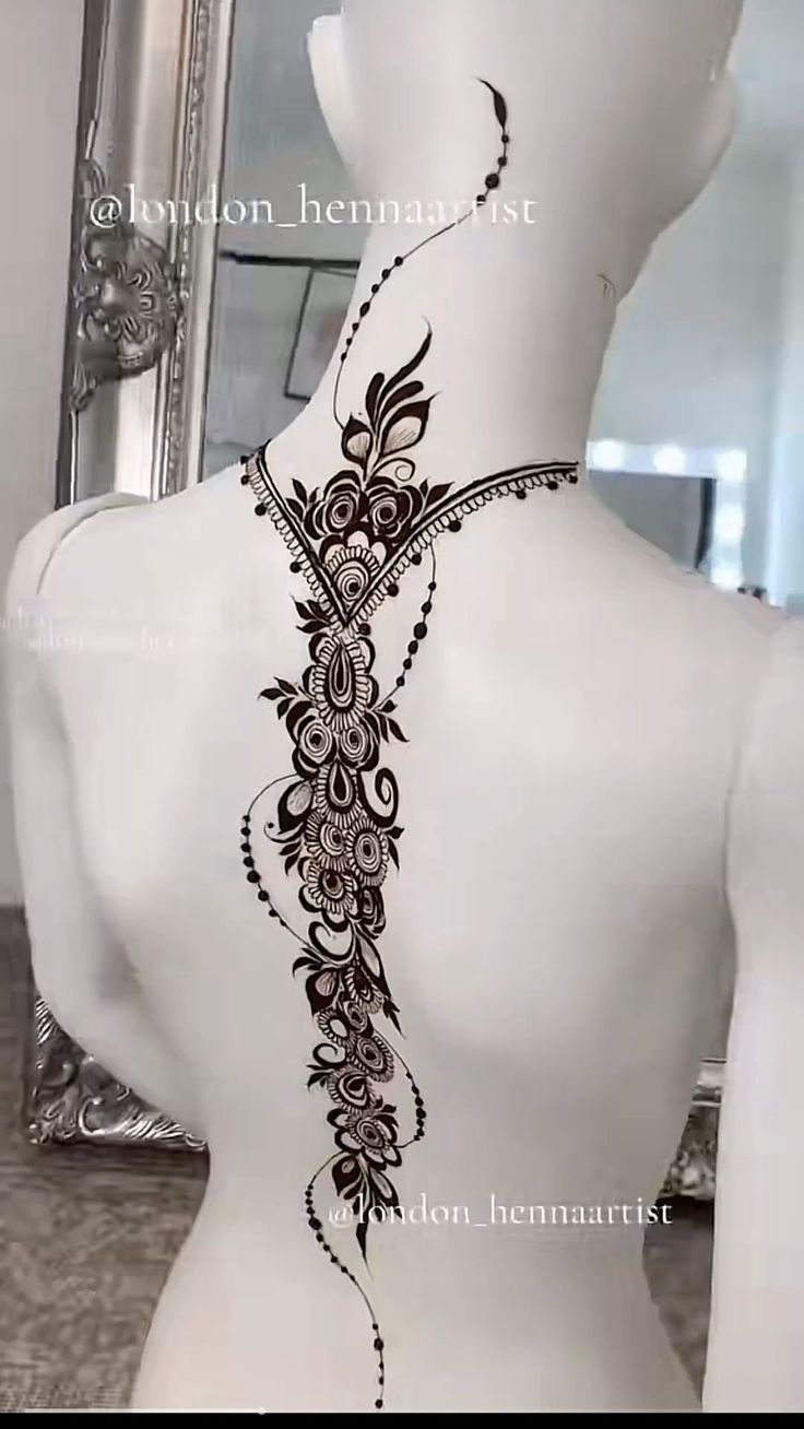 نقش حناء على الظهر والكتف