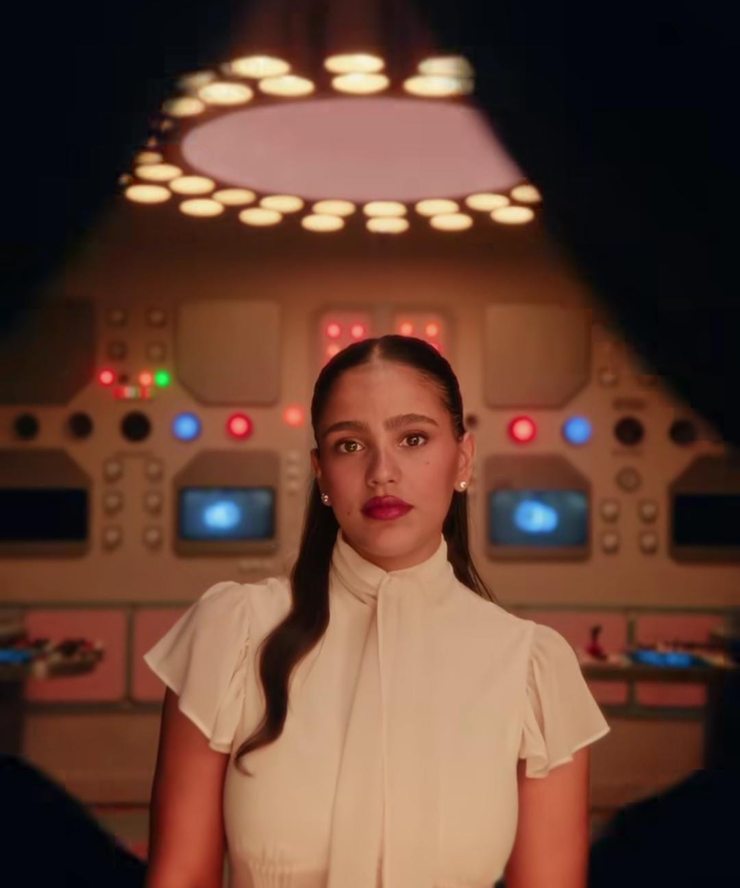 جنا عمرو دياب تغني باللغة العربية والإنجليزي في أحد الإعلانات