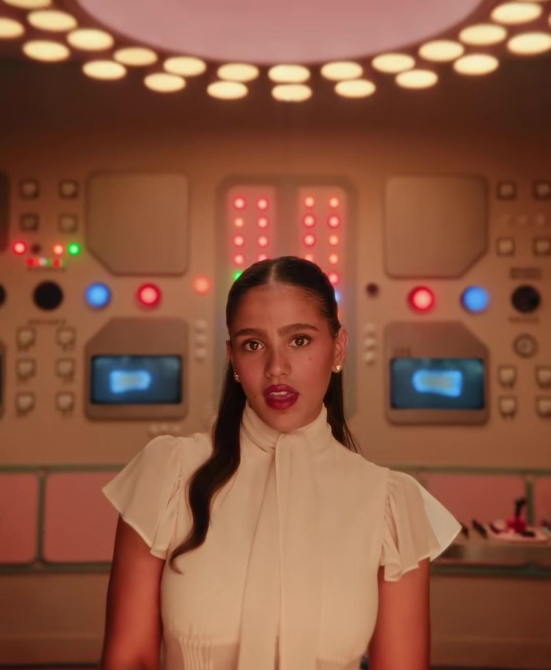 جنا عمرو دياب تغني باللغة العربية والإنجليزي في أحد الإعلانات