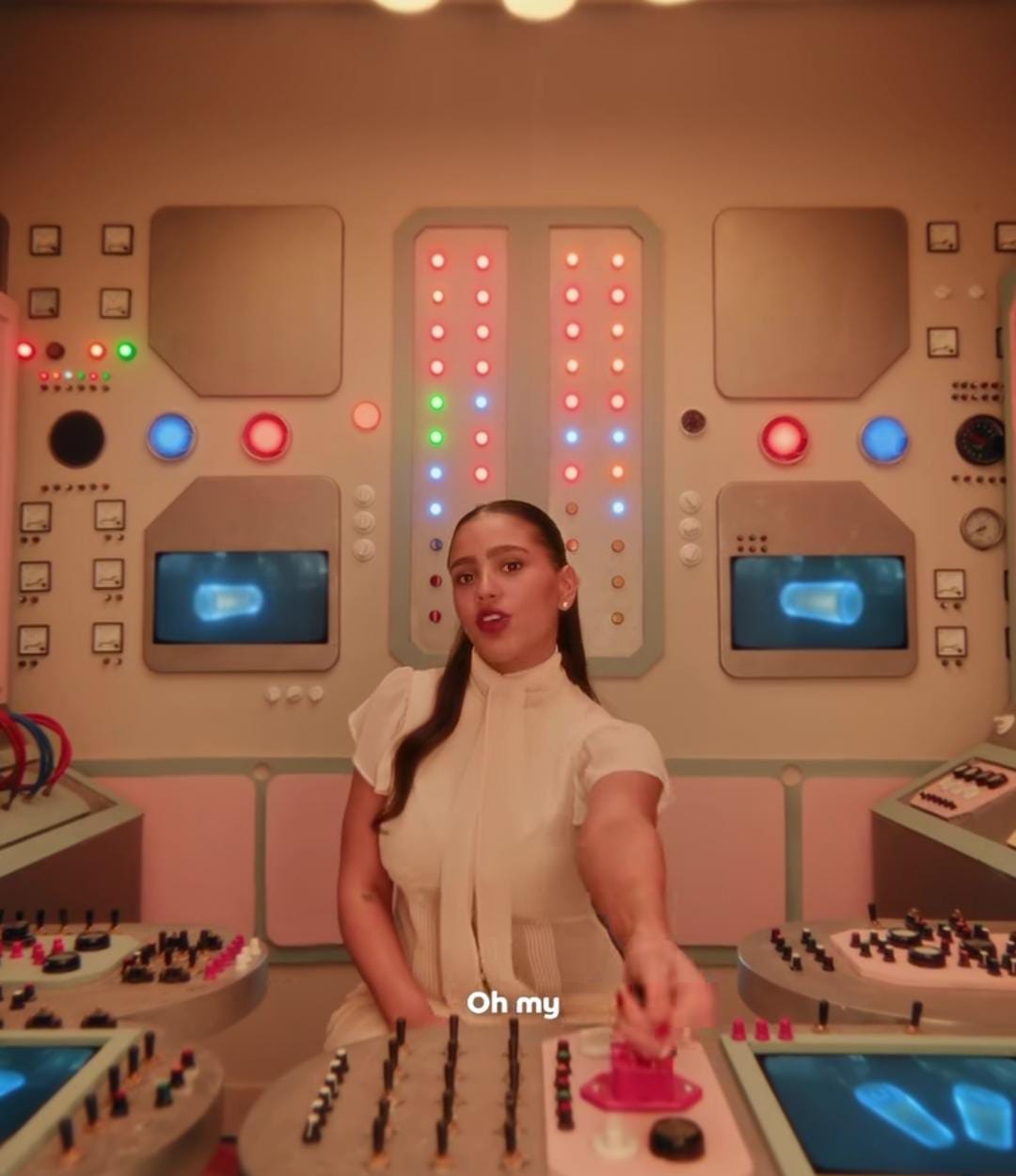 جنا عمرو دياب تغني باللغة العربية والإنجليزي في أحد الإعلانات