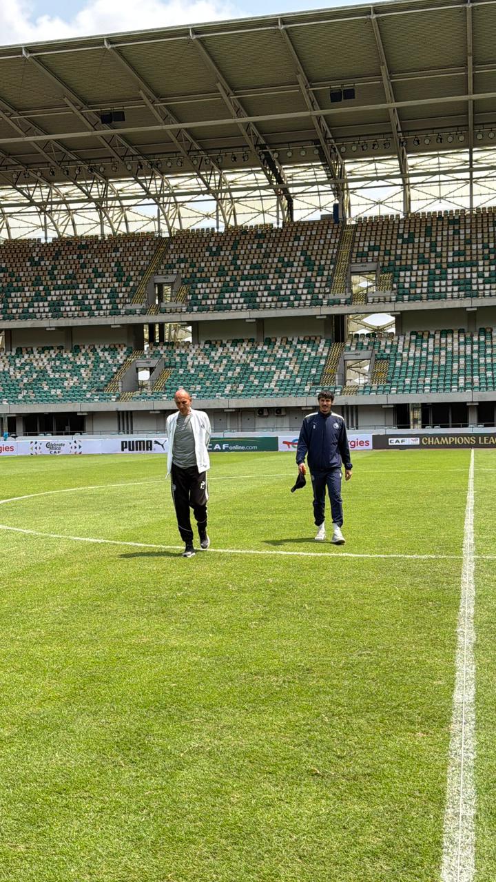 يورتشيتش وأسامة جلال يعاين أرضية ملعب مباراة ريفرز يونايتد في دوري الأبطال