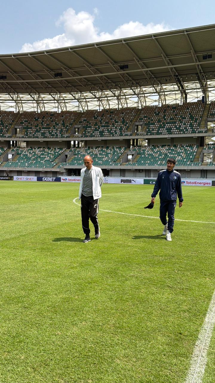 يورتشيتش وأسامة جلال يعاين أرضية ملعب مباراة ريفرز يونايتد في دوري الأبطال