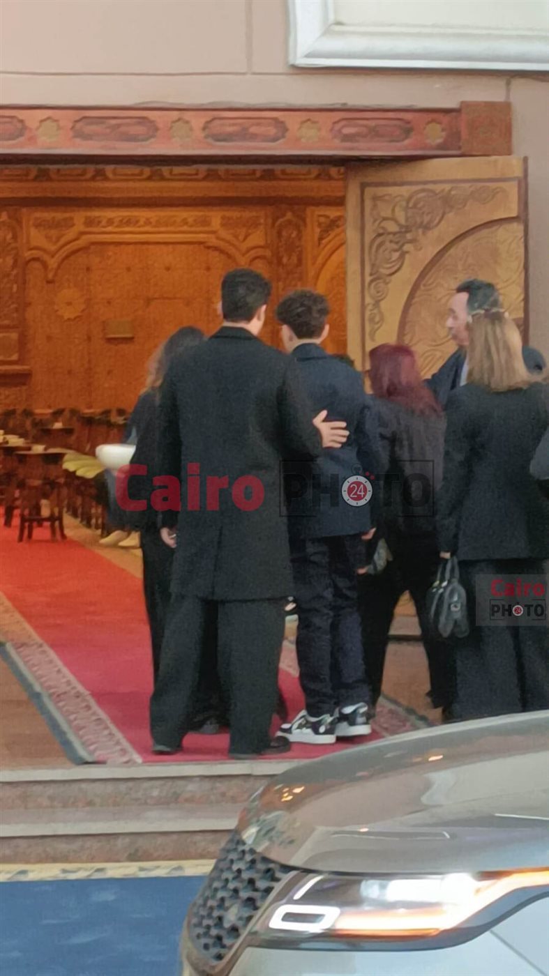 الصور الأولى من عزاء والد علا رشدي وحما أحمد داود