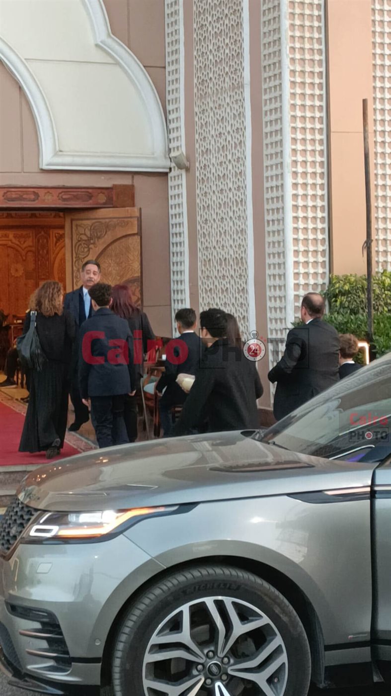 أصدقاء علا رشدي وأحمد داود يقدمان واجب العزاء