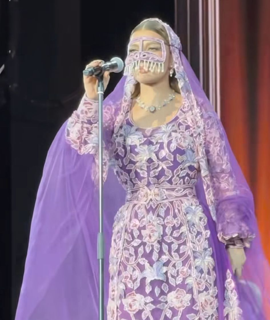تحية للتراث.. أصالة تتألق بالبرقع الإماراتي على مسرح خورفكان بالإمارات