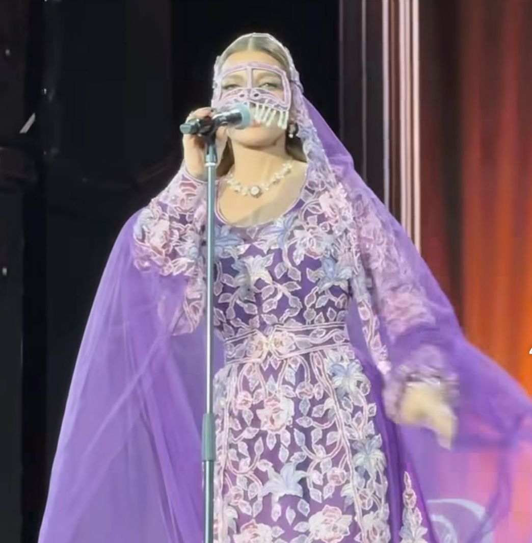 تحية للتراث.. أصالة تتألق بالبرقع الإماراتي على مسرح خورفكان بالإمارات