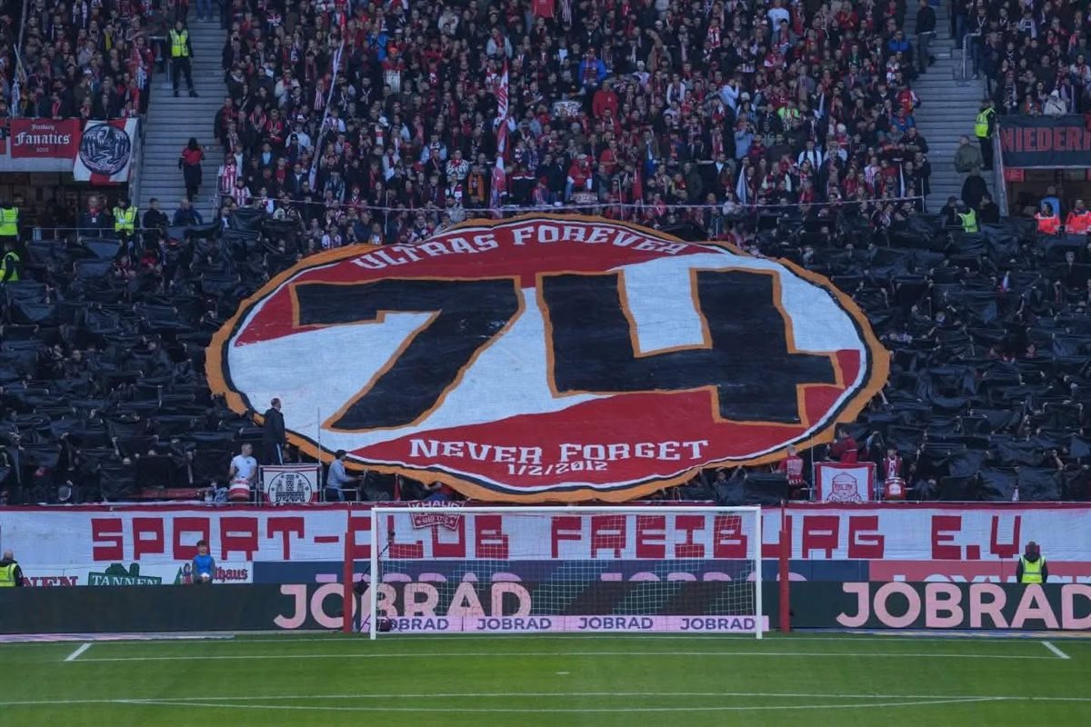 جماهير فرايبورج تحيي ذكرى شهداء الأهلي في مباراة فيردر بريمن بالدوري الألماني